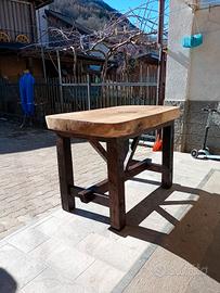 Tavolo fatto a mano in noce