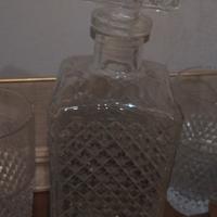 bottiglia whiskey vintage con bicchieri 