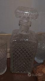 bottiglia whiskey vintage con bicchieri 