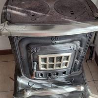 Stufa vintage, a legna perfettamente funzionante.