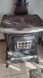 Stufa vintage, a legna perfettamente funzionante.