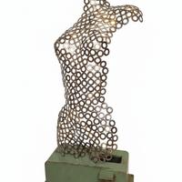 scultura Acciaio Donna Femminilità 