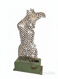 scultura Acciaio Donna Femminilità 