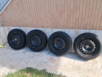  4 gomme pneumatici invernali con cerchioni
