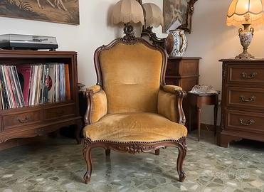 Poltrona in legno intagliato e velluto oro 🪑