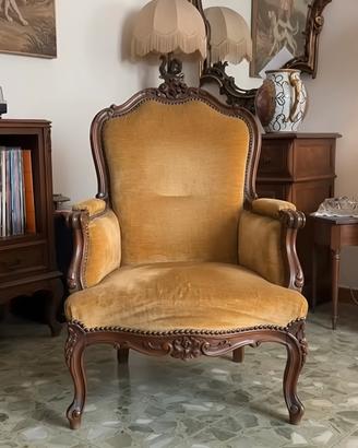 Poltrona in legno intagliato e velluto oro 🪑