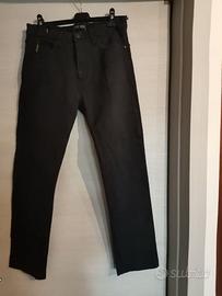 Pantaloni di Armani  della collezione 1891-2011