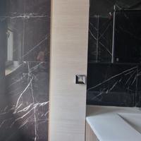 Armadio da bagno alto con ripiani in vetro