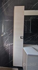 Armadio da bagno alto con ripiani in vetro