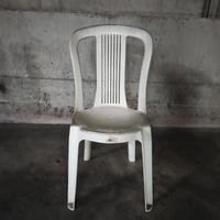 Sedie bianche da giardino 