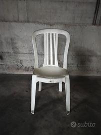 Sedie bianche da giardino 