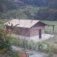 Casetta in legno con portico