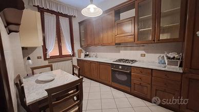 Cucina completa di tavolo e seggiole