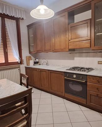 Cucina completa di tavolo e seggiole