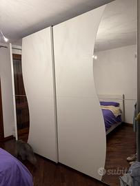 Armadio di frassino bianco con ante scorrevoli