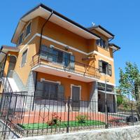Casa indipendente con ampio giardino