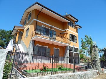 Casa indipendente con ampio giardino