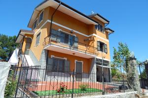 Casa indipendente con ampio giardino