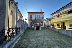 CASA INDIPENDENTE DIVISA IN DUE APPARTAMENTI