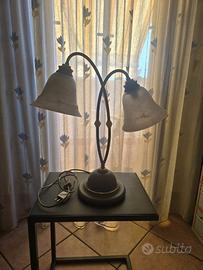 Lampada da tavolo a due bracci curvi