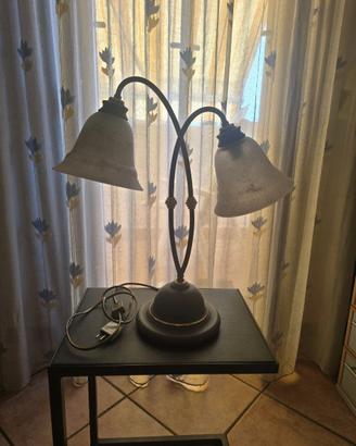 Lampada da tavolo a due bracci curvi