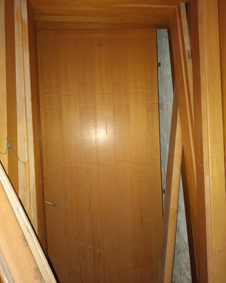 Porte in legno chiaro con maniglie e telaio