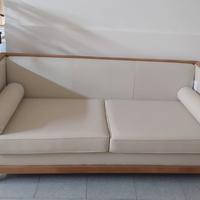 divano con struttura in legno 