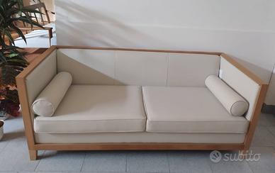 divano con struttura in legno 