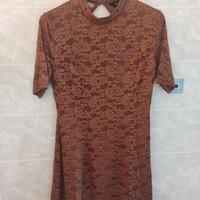 vestito in pizzo color ruggine