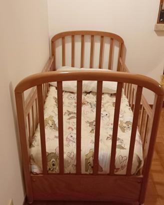 Lettino con sponde in legno