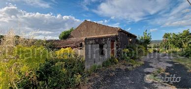 Rustico con uliveto e vigneto a Piedimonte Etneo