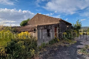 Rustico con uliveto e vigneto a Piedimonte Etneo