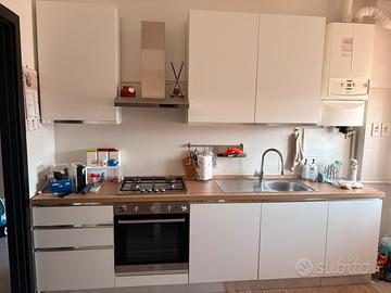 CUCINA BIANCA CON TOP IN LEGNO CHIARO