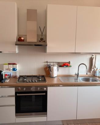 CUCINA BIANCA CON TOP IN LEGNO CHIARO