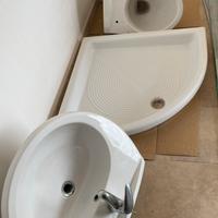 Sanitari sospesi e piatto doccia Bagno completo