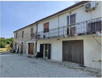 Rustico / Casale di 260 m² con 5 locali e box auto
