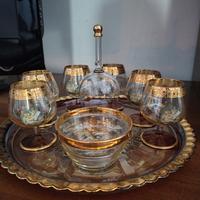 Vassoio con calici in cristallo