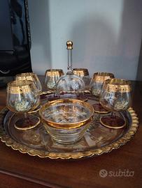 Vassoio con calici in cristallo