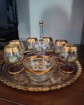Vassoio con calici in cristallo