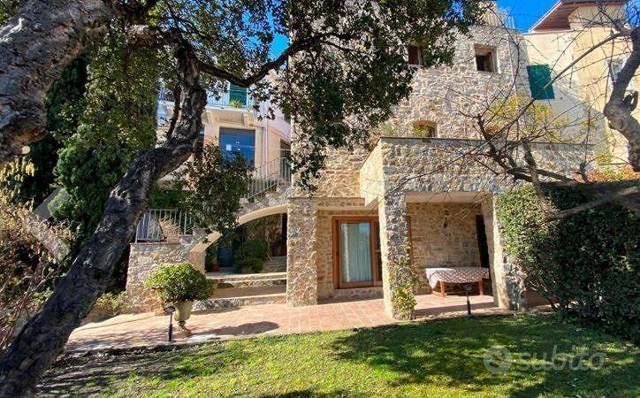 Villa di 515 m² con più di 5 locali e box auto dop - Vista 2