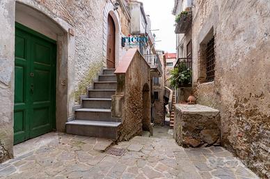 Camerota: fabbricato nel centro storico