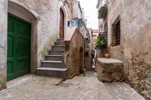Camerota: fabbricato nel centro storico