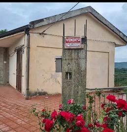 Casa indipendente con piazzale