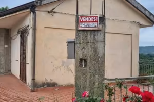 Casa indipendente con piazzale