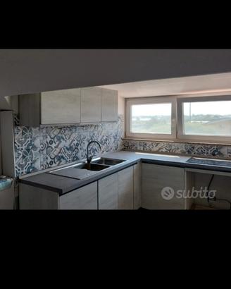 cucina ad angolo grigio chiaro 