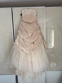 Splendido abito da sposa elegante e romantico