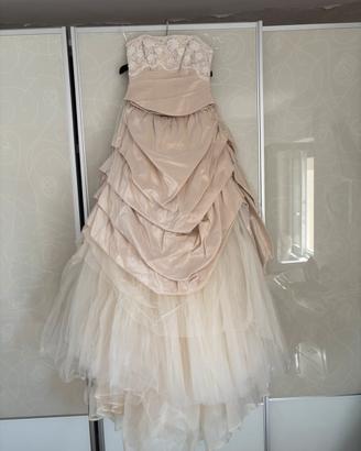 Splendido abito da sposa elegante e romantico
