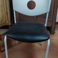 Sedia Stoljan IKEA, struttura bianca, seduta nera