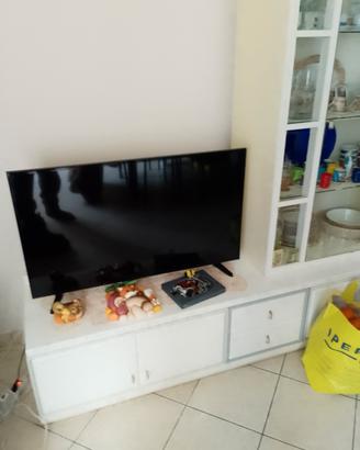 vetrina con mobiletto basso