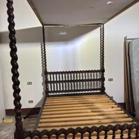 Letto a baldacchino antico in legno tornito